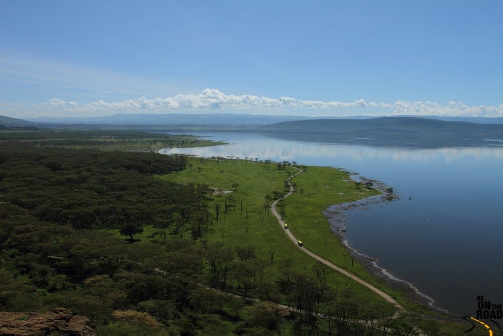 Vue panoramique depuis Baboon Cliff surplombant la rive et les eaux du lac Nakuru.