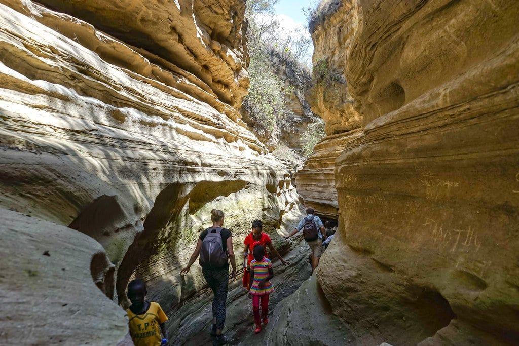 Des randonneurs marchent dans l'étroit canyon de grès érodé des gorges de Hell's Gate, dans la Vallée du Rift au Kenya, près des lacs Naivasha et Nakuru.